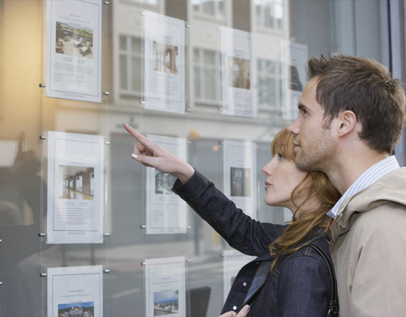 Image showing a young couple looking at properties in an estate agent's window